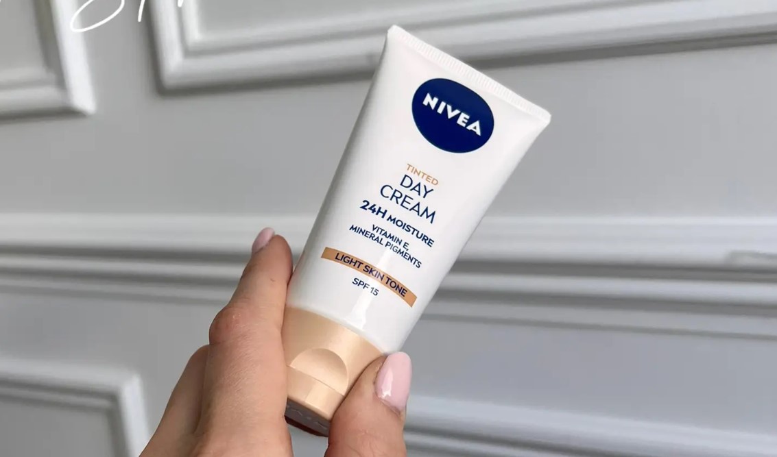 vitamin e NIVEA 24H Moisture Light Skin Tone SPF15